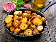 Рецепта Пресни картофи по селски с масло, чесън и копър